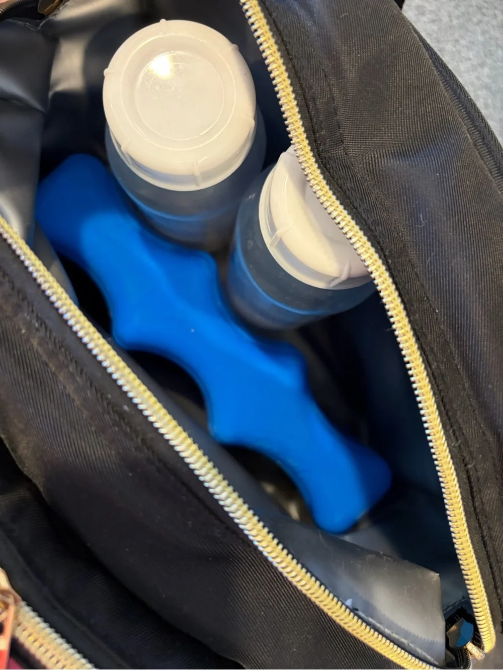Breastfeeding travel pump bag, insulated with ice pack and 2 storage bottles